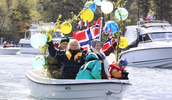 Små og store båtar var staseleg pynta til 17. maikonvoi i Øyane i dag. (Foto: Kjetil Vasby Bruarøy)