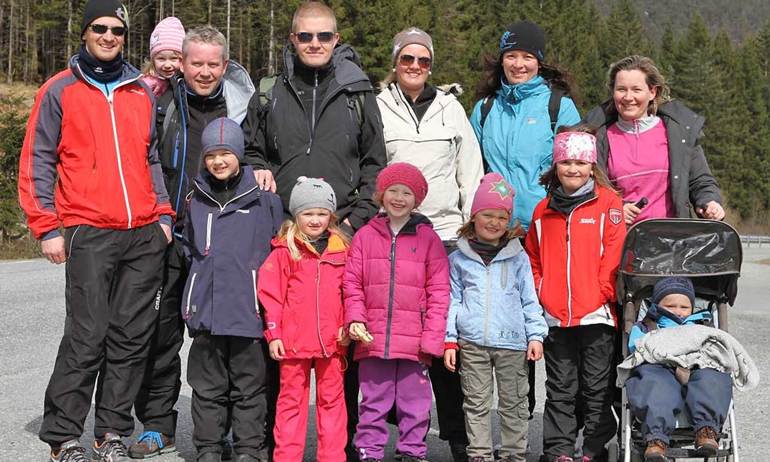 Familien Lund tok gjestar frå Sotra og Kvinnherad med på marsj. (Foto: Kjetil Vasby Bruarøy)