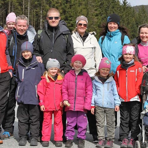 Familien Lund tok gjestar frå Sotra og Kvinnherad med på marsj. (Foto: Kjetil Vasby Bruarøy)