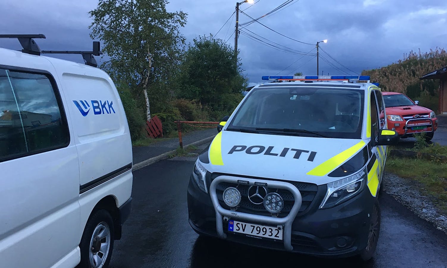 Rett etterpå rykte BKK, politi og eit anna vaktlag ut til Varåsen. (Foto: Kjetil Vasby Bruarøy)