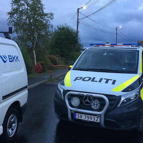 Rett etterpå rykte BKK, politi og eit anna vaktlag ut til Varåsen. (Foto: Kjetil Vasby Bruarøy)