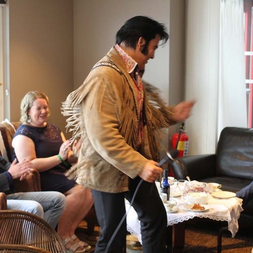 Kjell Elvis lærte Søviknes korleis han skulle vrikka på hoftene (foto: AH)