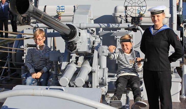 Matros Maren Andreassen passa på mens brørne Sebastian og Marius Evensen testa siktet på den eine kanonen. (Foto: KVB)