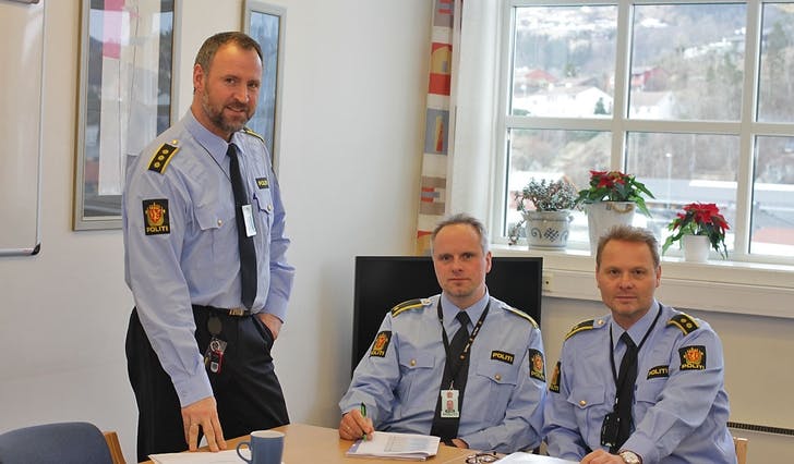 Frå venstre: Lensmann Oddbjørn Dyrdal, politiførstebetjent Rune Fimreite og politioverbetjent Audun Hadler-Olsen. (Foto: Kjetil Vasby Bruarøy)