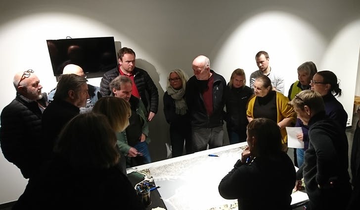 Naboar og politikarar teikna og fortalde rundt kartet over Finnebrekka (foto: Andris Hamre)