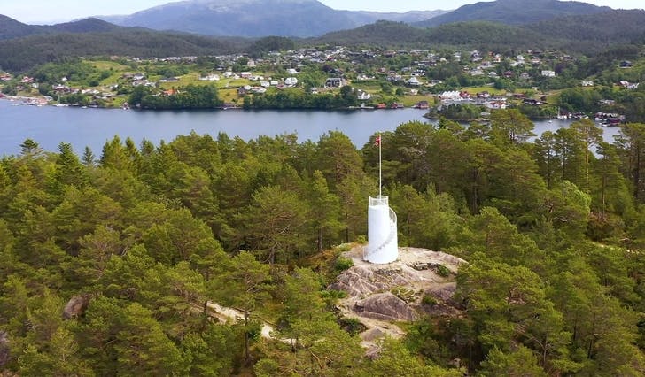 Utsiktstårnet på Lysøya tar deg 76 meter over vasskorpa. (Dronefoto: André Marton Pedersen)