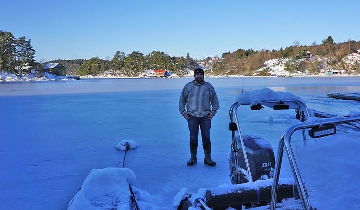 Lars Ole Lunde kunne spasera rundt båten sin for å kosta snø. (Foto: Kjetil Vasby Bruarøy)