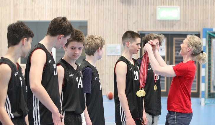 Trenar Ann-Kristin Nybø delte ut medaljar og pokal. (Foto: Kjetil Vasby Bruarøy)