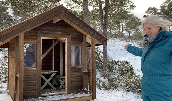 SFO-leiar, Elin Søfteland Scheie, er storfornøyd med dei nye hyttene som Os VGS laga til Halhjem Barneskule. (Foto: Skjermbilete)