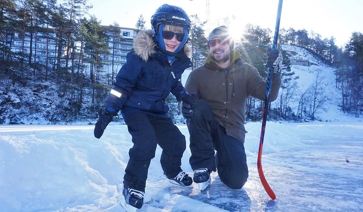 Leon (6) og pappa Thomas leika seg på trygg is på Gåsakilen på Søfteland i dag. (Foto: Kjetil Vasby Bruarøy)